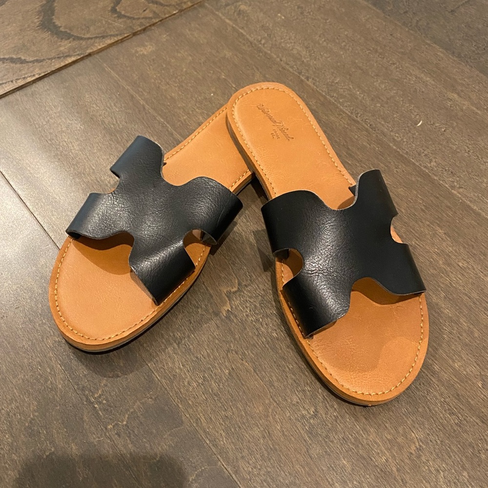 LIKE NEW Universal Thread Black faux leather slides - 7.5